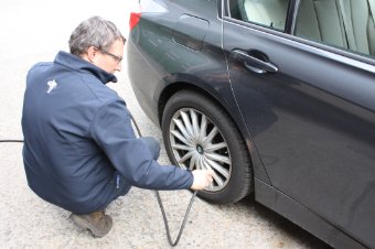 Rob controleert de bandenspanning voor een veilige rit in de zomer